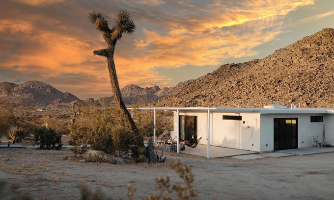Joshua Tree Highlands Casa | Zebra Shadow: Sauna, Cold Plunge & Hot Tub