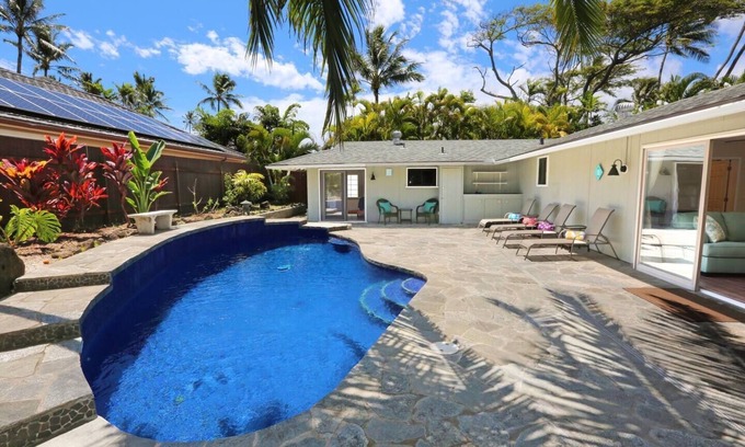 Kalama Tract Casa | Esta casa lo tiene todo - Ubicación, piscina, Reformado, a pasos de la playa de Kailua