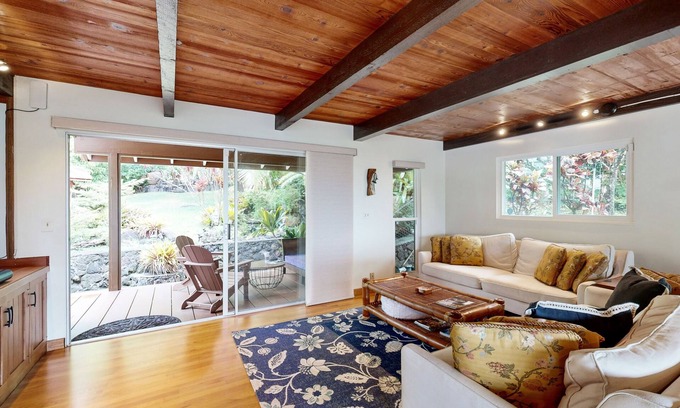 Hawaii Kai Casa | Zen home with fast WiFi, washer/dryer, koi pond & large lanai