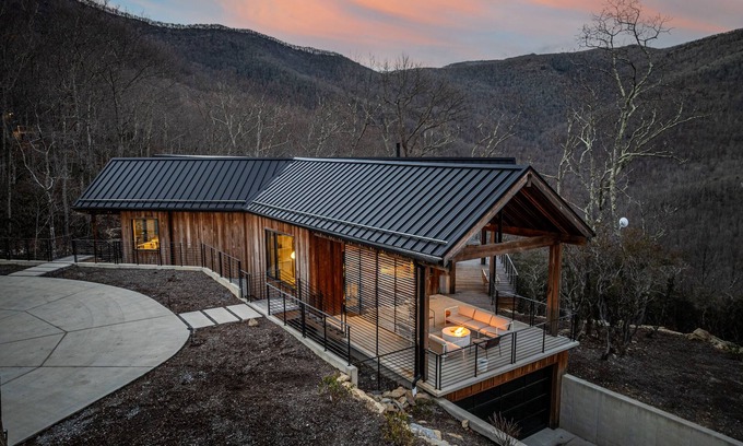 Laurel Ridge Casa | Zen in the Trees Hot Tub Forest Views Wi-Fi