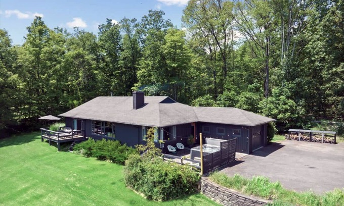 Town of Marbletown Casa | Zen Mountain View Retreat with Hot Tub