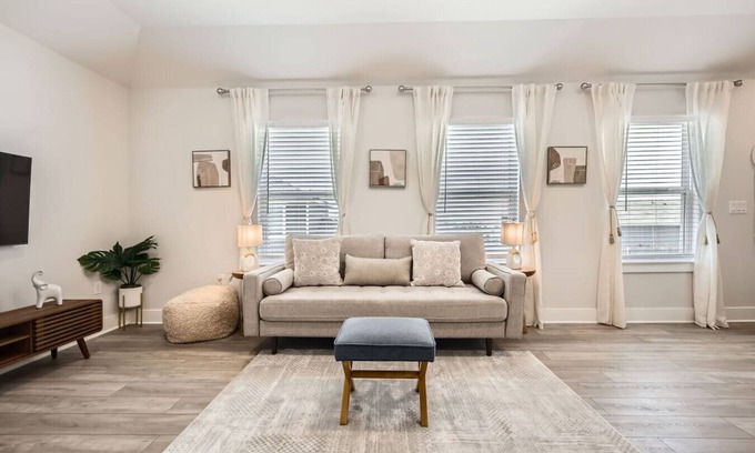 Austin Casa | Zen Oasis + 1BR Guesthouse + Mins to Skyline Park!
