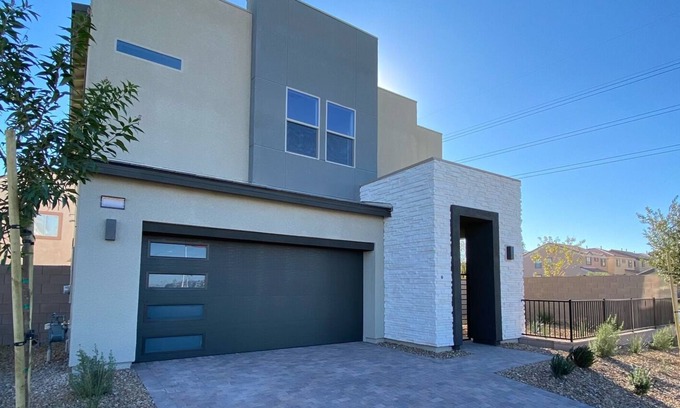 Bard Casa | Zen Oasis w/ fire pit 🔥 and movie theater 🎥 - 15 min from strip!