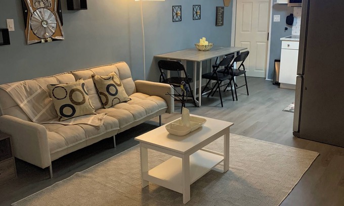 East Lansdowne Apartamento | Zenbnb Lansdowne escape, with secure parking spot