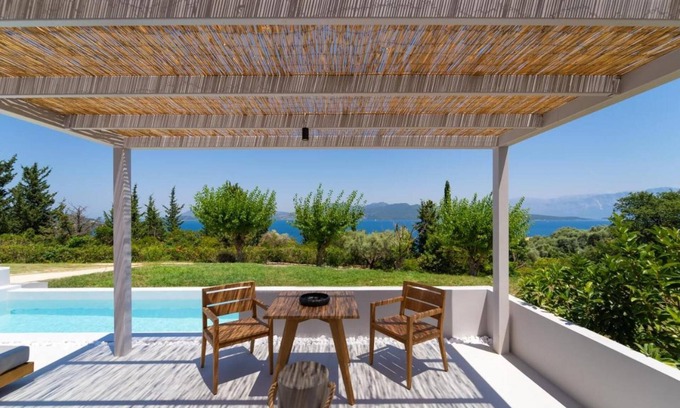 Nikiana Casa | Zephyrus Suite - Cavalier Suites