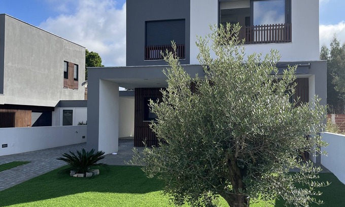 Carrasqueira Chalet De Esquí | Nuevo y moderno chalet independiente con piscina y localización estratégica