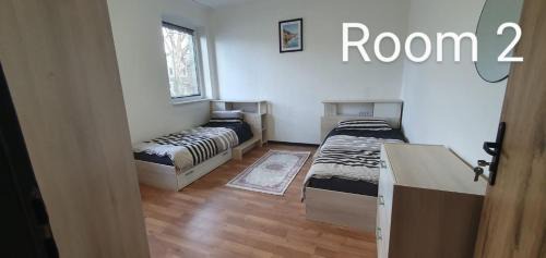 Leverkusen Apartamento | Zimmer 2 von 3 mit Gemeinschaftsbad-Küche, 30min Köln Messe Bahnhof, 5min Leverkusen Bahnhof Zentrum