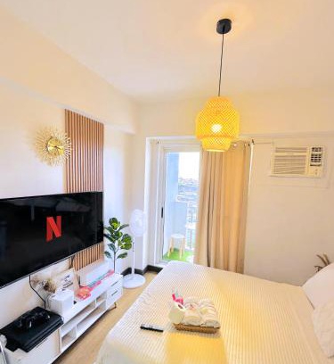 Quezon City Apartamento | Zinnia Towers 1BR Condo with PS4 Karaoke Netflix & Swimming Pool