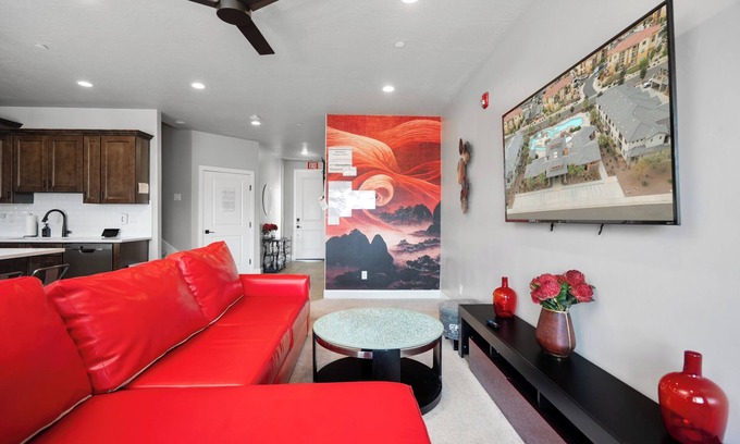 Hurricane Casa | Zion Park Views - Backyard Heated Swim Spa+Hot Tub + Putting Green-Waterslide
