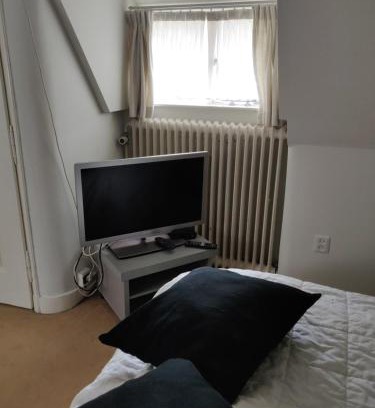 Wassenaar Apartamento | Zit slaapkamer op de 2e etage in een rietgedekte villa met gedeelde douche en keuken