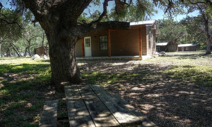 Uvalde County Cabina | Zubers - CA -D Cabin D
