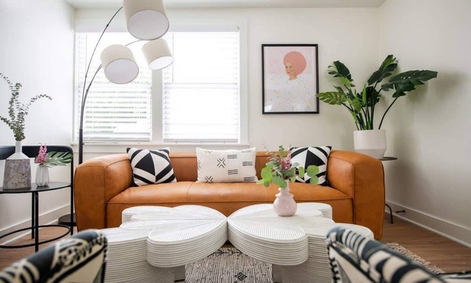 Westside Casa | ✰ ZUMA SUITE ✰ Walk to King Street Shops!