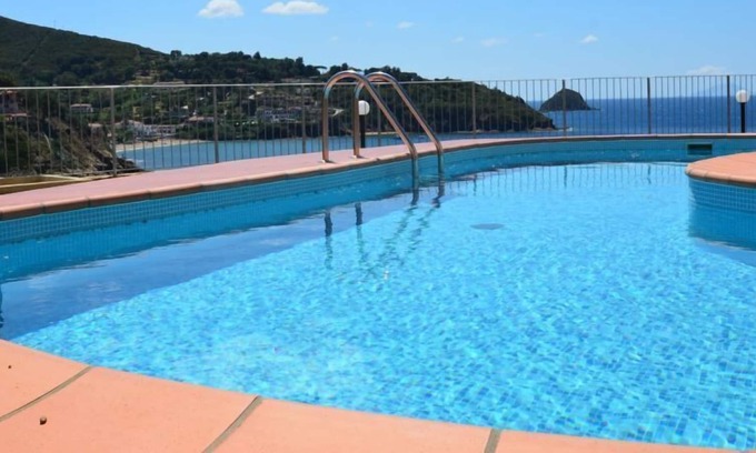 Morcone Villa | dos pequeños oasis situado entre las rocas de una naturaleza virgen. piscina compartida pequeña.