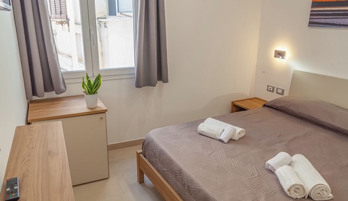 Habitación básica con 1 cama doble o 2 individuales, 1 cama doble