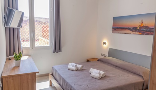 Habitación básica con 1 cama doble o 2 individuales, 1 cama doble