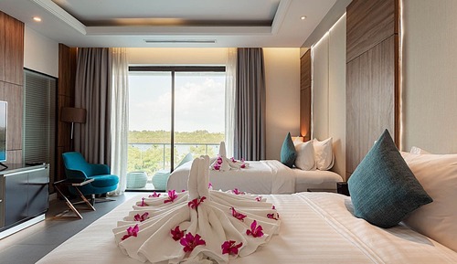 Grand Deluxe Twin Pool View