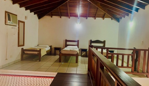 Habitación familiar, varias camas, baño privado, vistas a la piscina