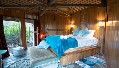 Cabaña romántica, 1 cama de matrimonio grande, vistas al jardín