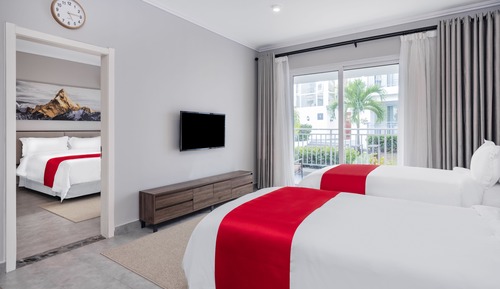 Suite junior, no fumadores, vistas a la montaña (1 Queen & 2 Twin Beds)