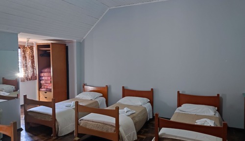 Dormitorio compartido económico, varias camas, vistas al jardín