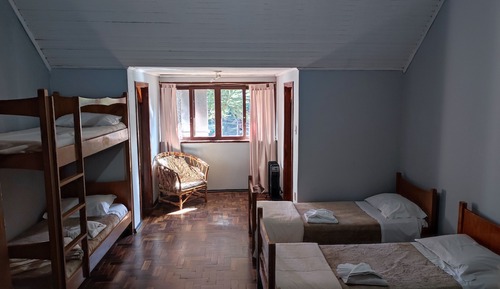 Dormitorio compartido económico, varias camas, vistas al jardín