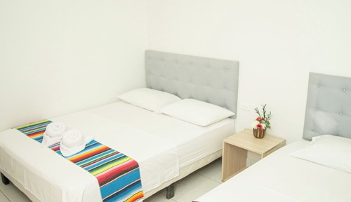 Habitación básica con 2 camas individuales