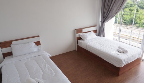 Habitación básica con 1 cama doble o 2 individuales, 2 camas individuales, baño compartido