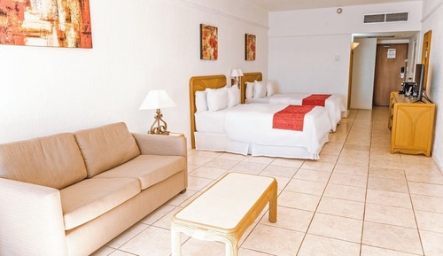 Habitación superior, varias camas, balcón, vistas al mar