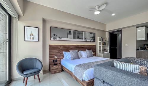 Apartamento Business, acceso a la piscina