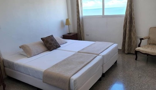 Apartamento clásico, 3 habitaciones, vistas al mar, en una planta alta