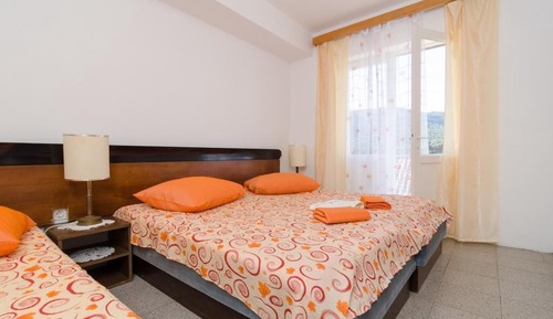 Apartamento (Two-Bedroom Apartment)