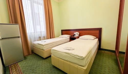 Habitación básica con 2 camas individuales