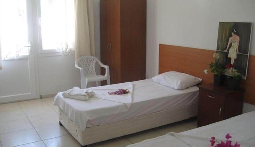 Habitación básica con 2 camas individuales