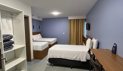 Habitación triple básica, varias camas, vistas a la ciudad