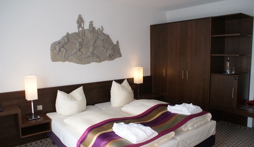 Habitación Confort doble, balcón, vistas parciales al lago