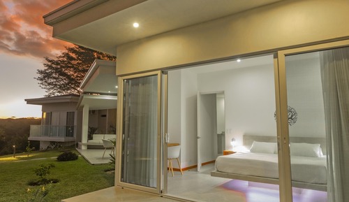 Villa de lujo, 1 cama de matrimonio grande, vistas al mar, junto a la piscina