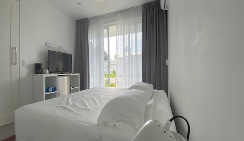 Habitación estándar, 1 cama de matrimonio grande, vistas parciales al mar, junto a la piscina