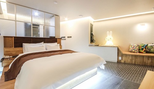 Room (Randomly assigned special room (with )