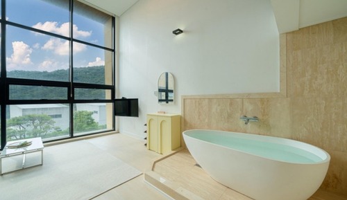Room (B103 (whirlpool bathtub))