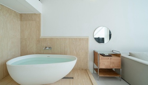 Room (A104 (whirlpool bathtub))