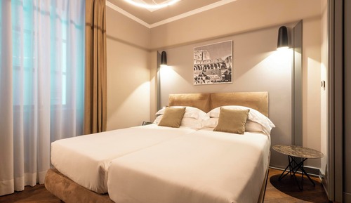 Habitación superior con 1 cama doble o 2 individuales, vistas al jardín