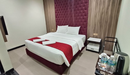 Habitación superior, 1 cama de matrimonio grande, no fumadores, sin ventanas