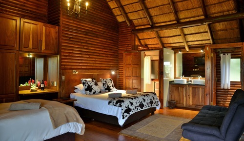 Cabaña familiar, 2 habitaciones, balcón, vistas al río (Martial Eagle Unit 9)