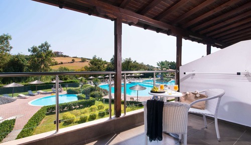 Habitación estándar con 1 cama doble o 2 individuales, vistas a la piscina