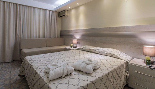 Habitación superior con 1 cama doble o 2 individuales, vistas al jardín