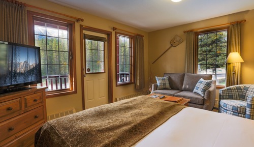 Suite familiar (Saddleback, Street Facing)