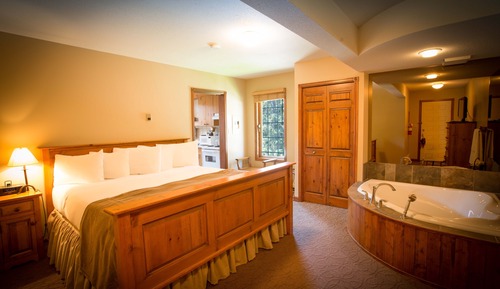 Suite Deluxe (Temple, Street Facing)
