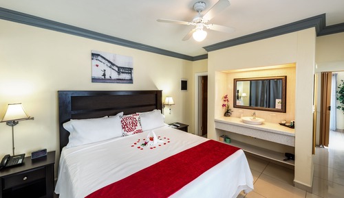 Suite superior, vistas parciales al mar