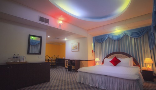 Suite Royal, 1 cama de matrimonio grande, acceso al Business Lounge, vistas a la ciudad