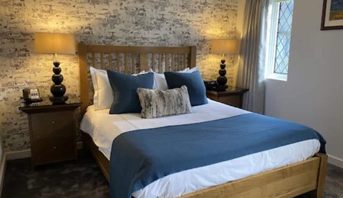 Comfy King Room